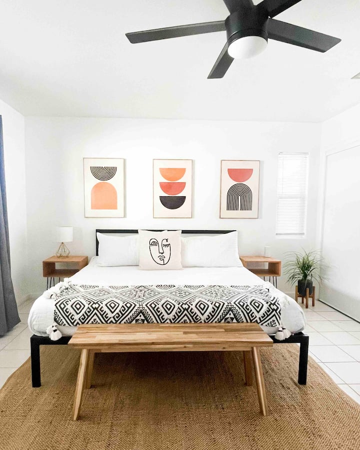 El dormitorio principal cuenta con cama tamaño king, TV inteligente y baño privado propio con acceso a la piscina. ¡Las cortinas opacas ayudan en esas mañanas soleadas cuando necesitas un poco de sueño extra!