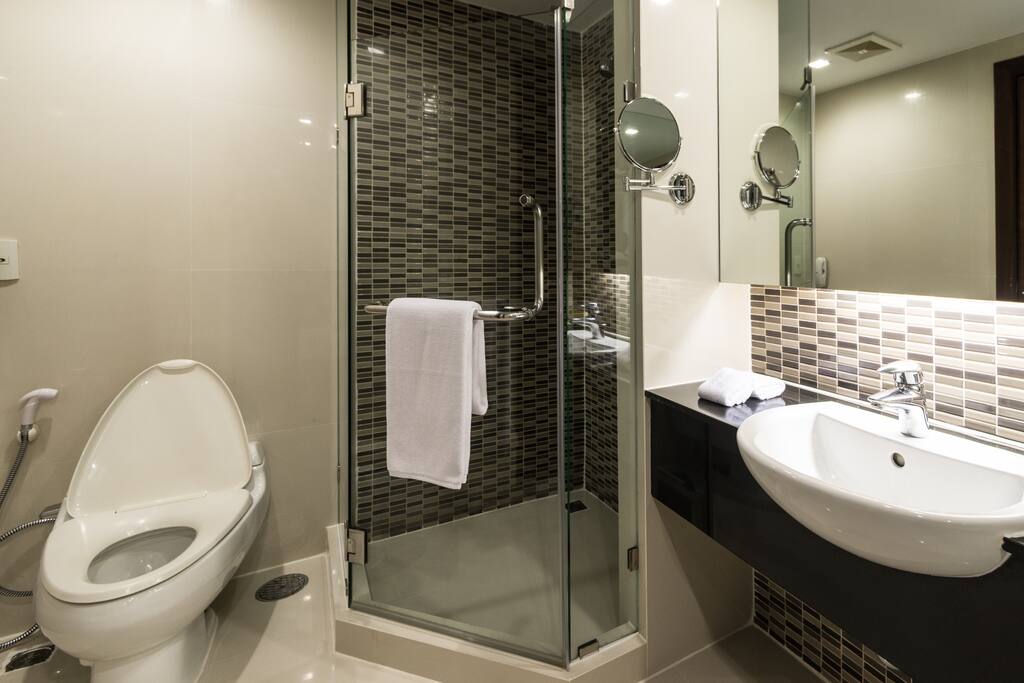 Deluxe Bathroom 1