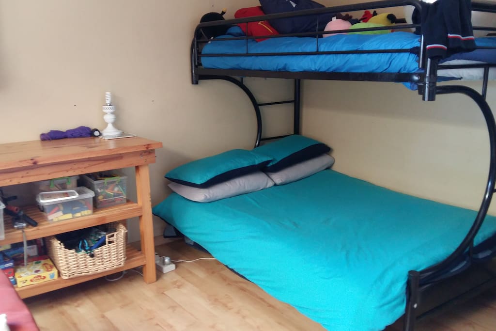 Bedroom Doudle bed under with single bed on top