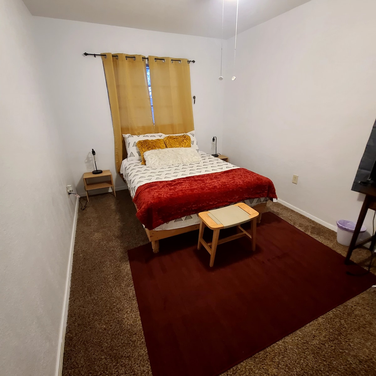 标准双人床，带工作站和显示器