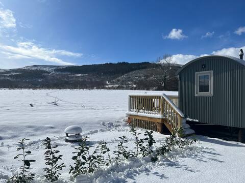 Wren Luxury Shepherd Hut with private hot tub