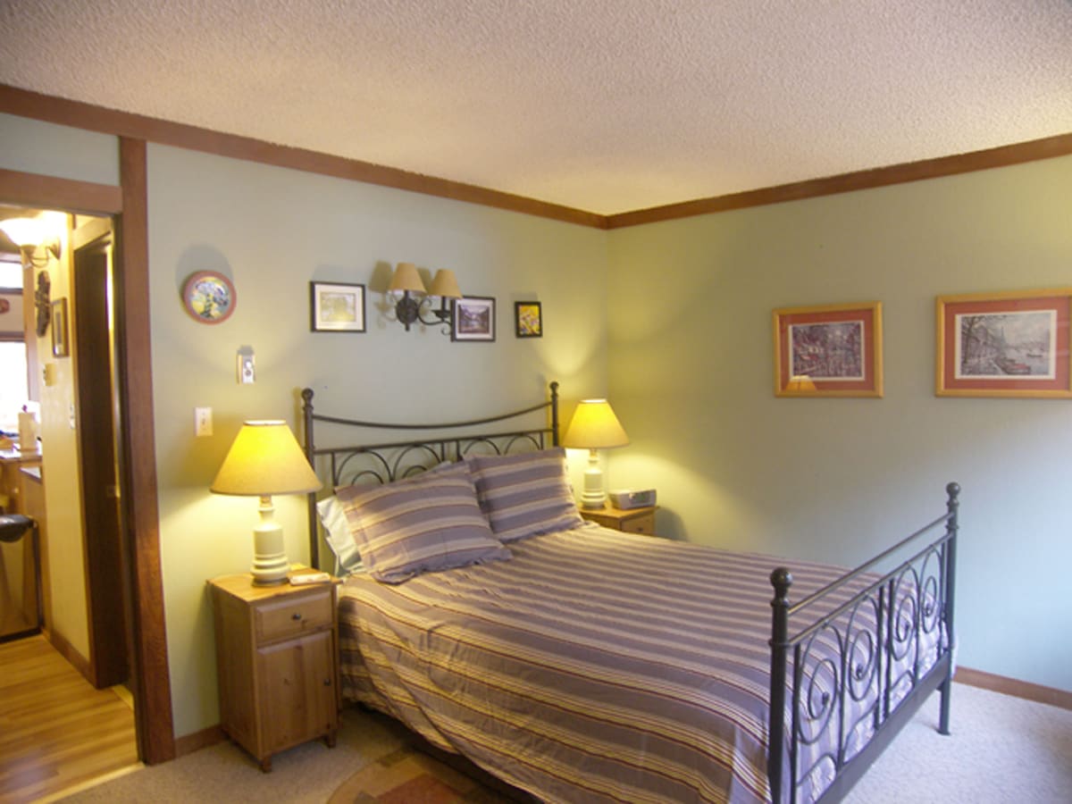 Dormitorio principal con cama tamaño queen