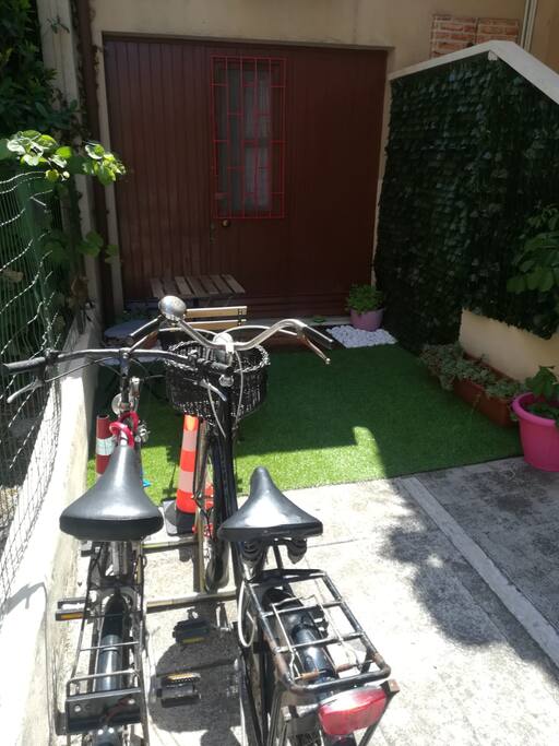 Due delle tre biciclette lasciate gratuitamente agli ospiti