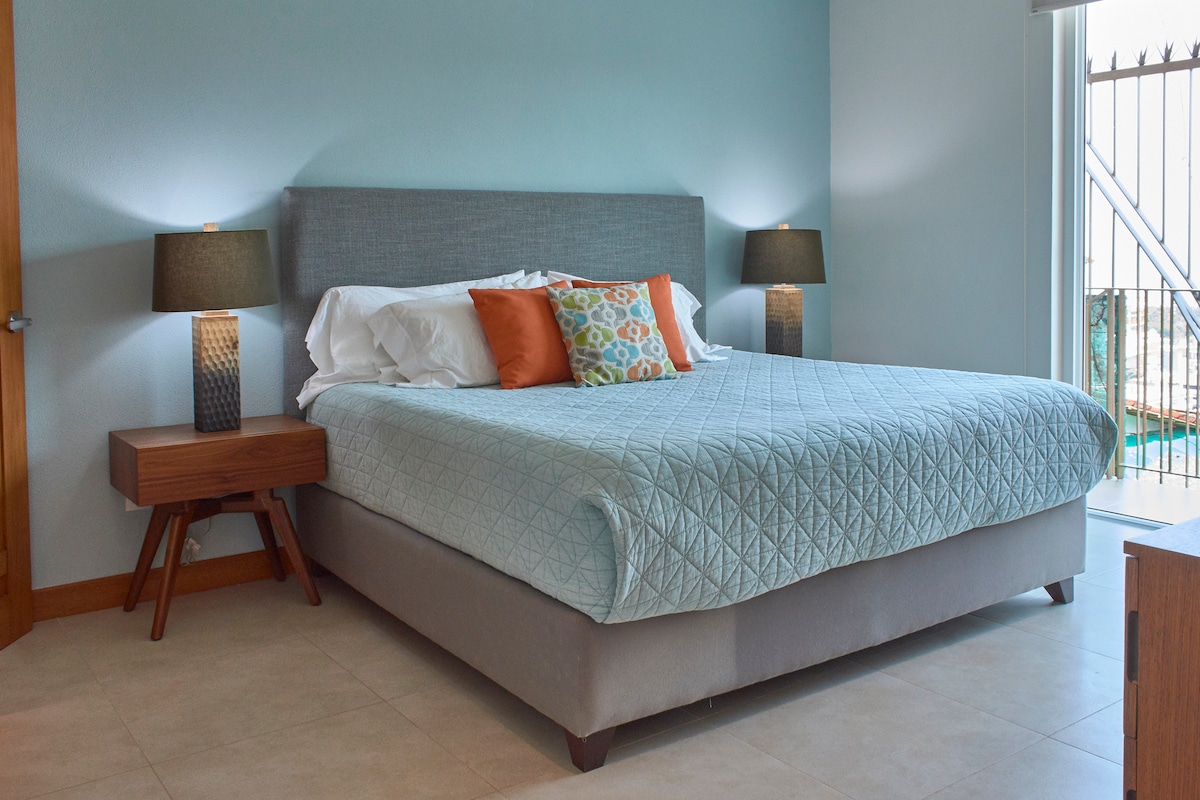 Втор брачен апартман со сопствена бања, плакар, поглед кон планина и град и приватна тераса.