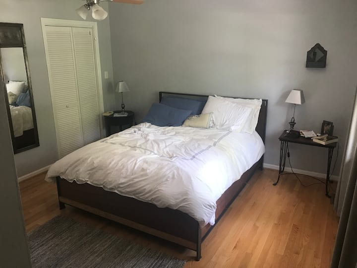 Chumba 1/3 - Master bedroom 1 queen size bed