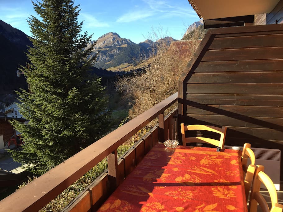 Balcon ensoleillé avec vue sur la montagne