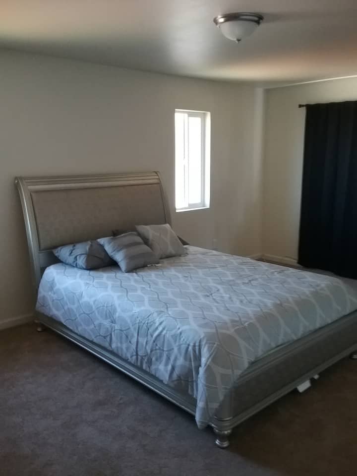 配备42英寸电视和独立卫生间的主卧室 