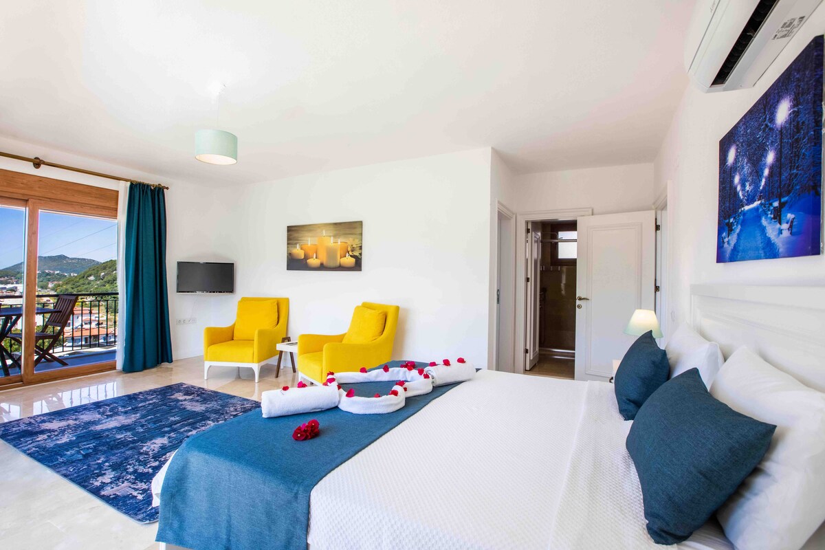 In de badkamer en tv