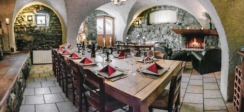 Incredible vaulted dining room, 2 lounges & garden