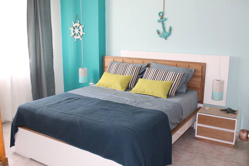 Bedroom (2 night stands)