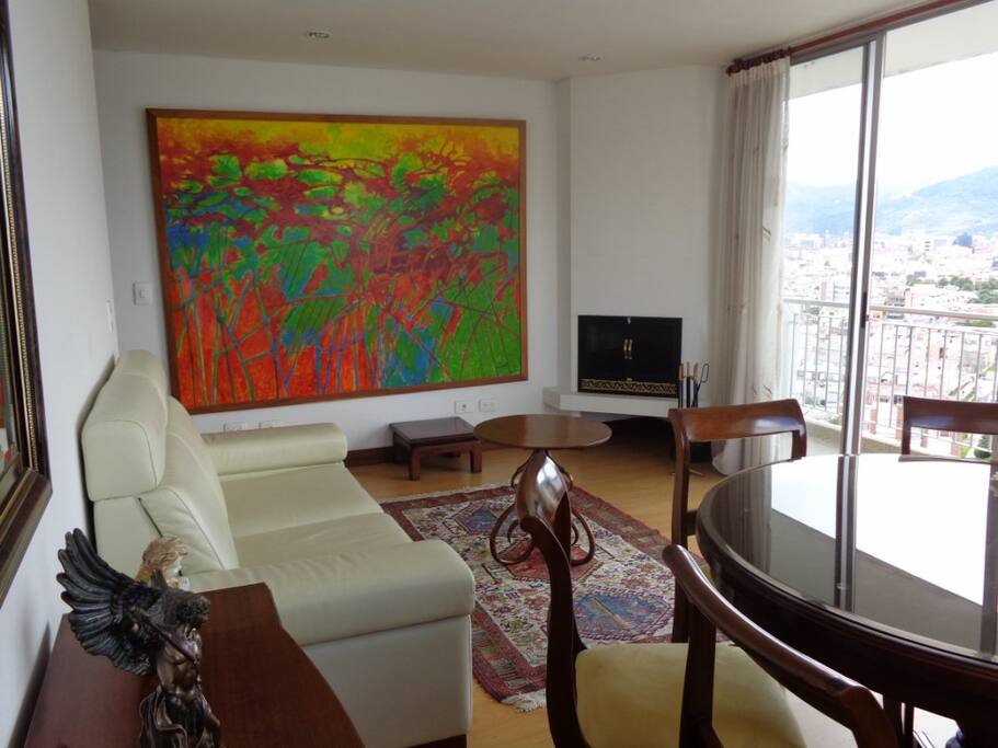 Living room and balcony woth a view of the whole city, from the North to the City center. Great to unwind and oversee Bogotá.