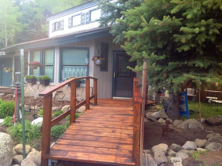 The McClure House A Cowboy cabin in the woods. Cabins for Rent in