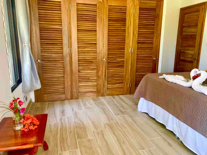 חדר שינה ראשי, ארון גדול ומאוורר בעבודת יד שעשוי מעץ מקומי.