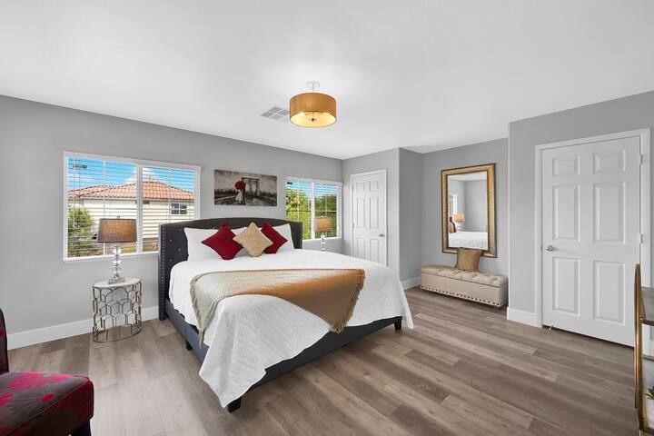 Modern 4 bedroom w/ pool,parking, patio,and grill gallery image 3