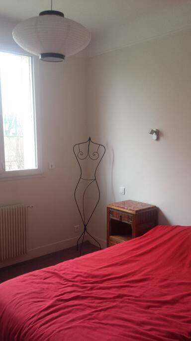 Chambre avec douche tv et placards