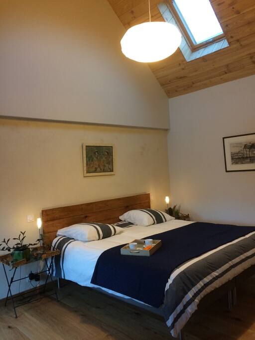 Chambre privée avec accès indépendant et salle de bain de plein pied - private bedroom with kingsize bed