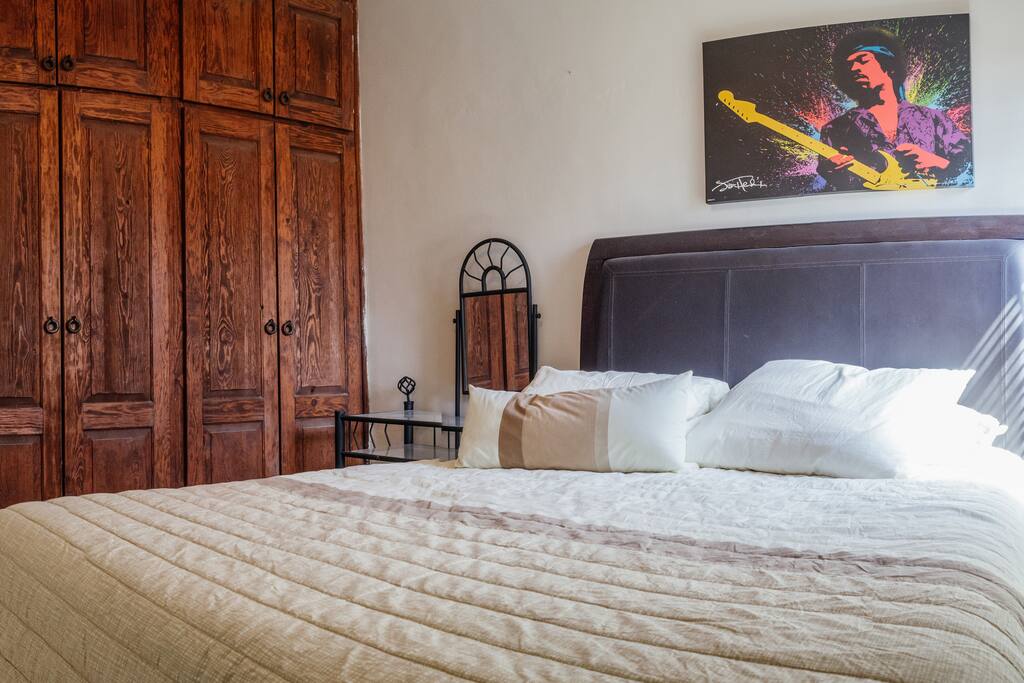 Cuarto privado (vista frontal), cama cómoda y todo 100% limpio.