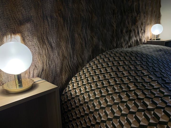 غرفة النوم الرئيسية مع غرفة الاستحمام الداخلية