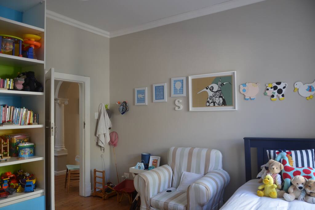 Kids bedroom with cot and single bed