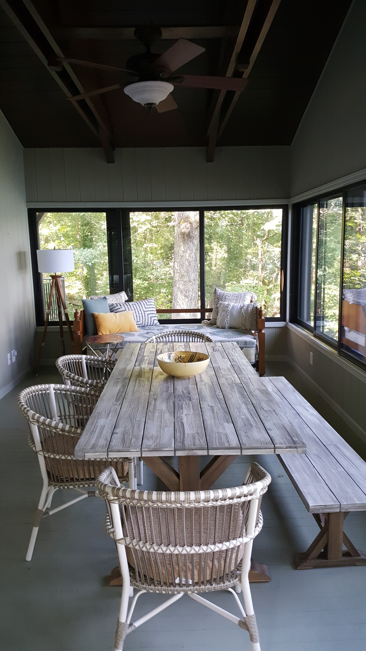 Charming lakefront cottage on Lake Lanier w/dock