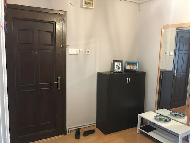 KÜÇÜK, ŞİRİN BAHÇELİ EV FATİH’TE