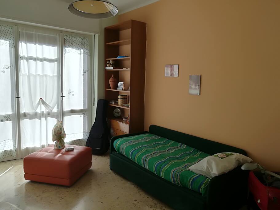 Stanza da letto con letto singolo