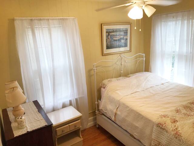 2 Window Vintage, Cozy Room Double Bed