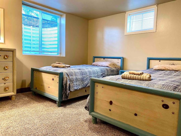 Alagsori alvóhely/ 2 kétszemélyes ágy és egy komód.  Lehetőség van függönyök behúzására egy privát alvóhelyiségben, amely el van zárva az alagsori pihenőszobától.