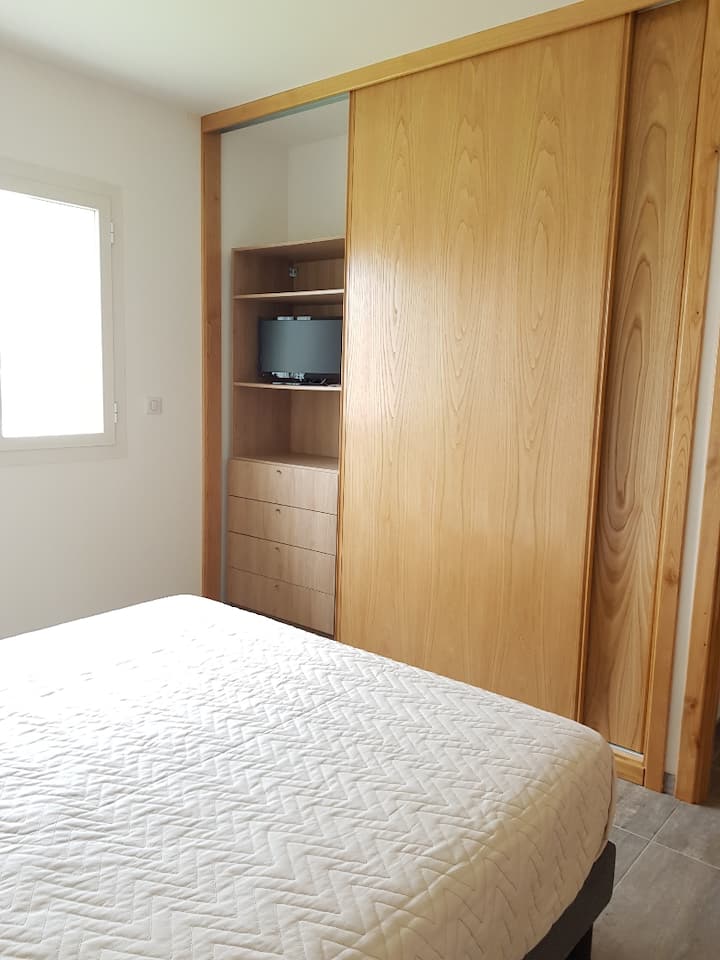 テレビ付き寝室1、大きなクローゼット、シャワー付き専用バスルーム、バスタブ、トイレ 