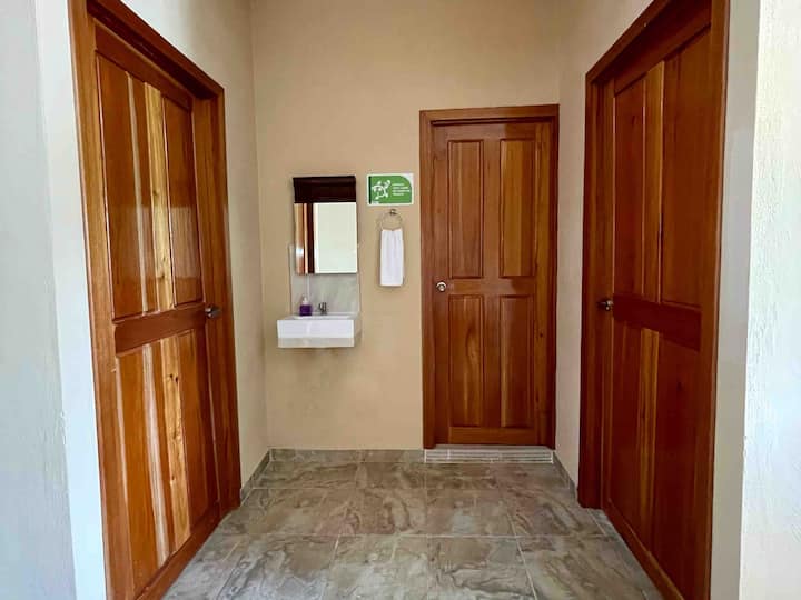 Приватна спална соба и бања со брава на вратите. 