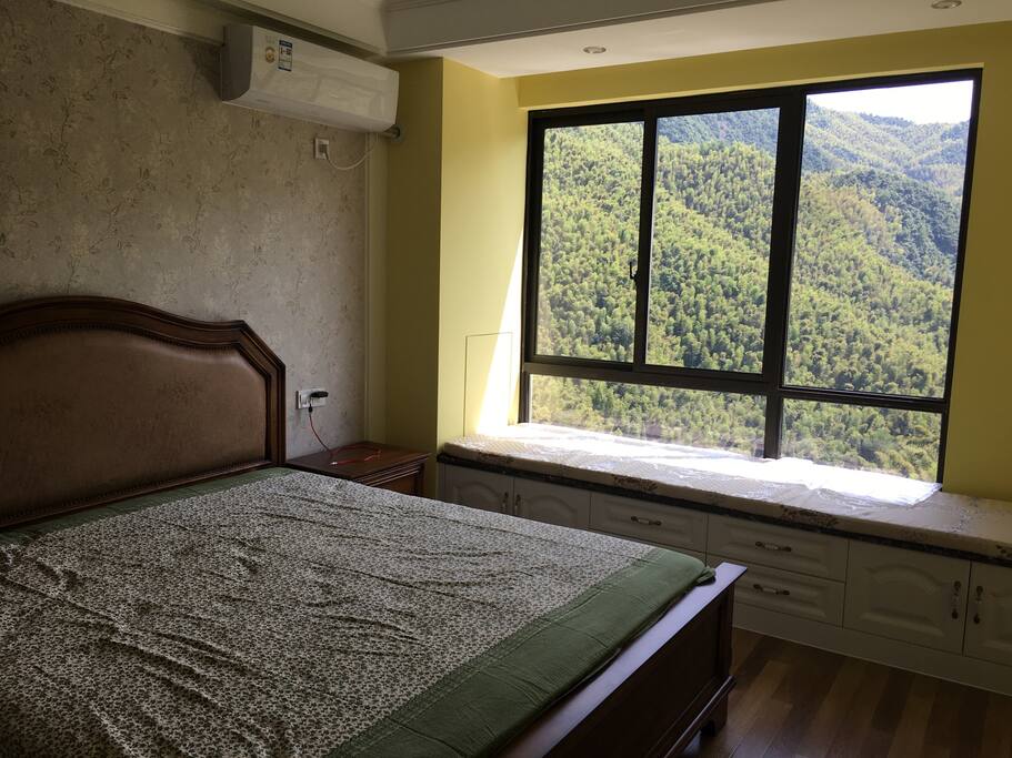 大卧室朝南,窗外就是大山,风景如画