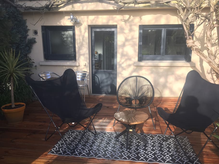 Salon de Jardin à votre disposition pour prendre l'apero