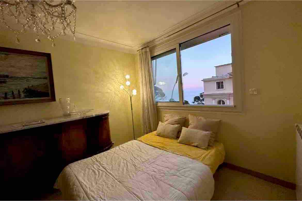 2号卧室配有更衣室和工作桌