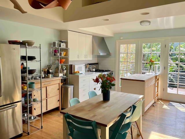 Modern family home in the sunny Mission gallery image 4