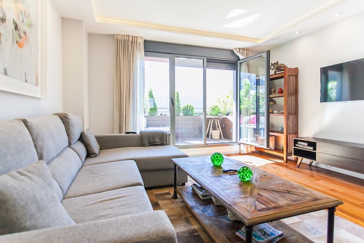 IFEMA apt. w/ gym, pool, parking, terrace, doorman gallery image 5