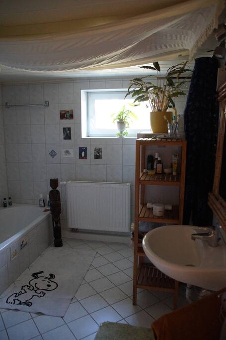 Bad mit Dusche und Wanne