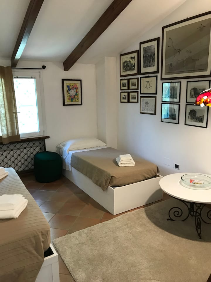 卧室2号卧室配有双人床和单人床 