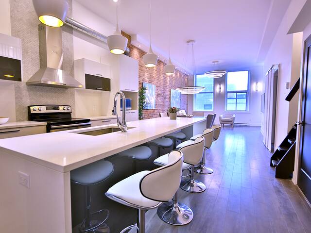 Chic Condo in old Montreal with private terrace gallery image 4