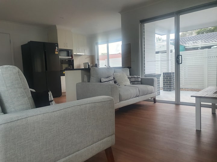 *New* 2 Bed, 2 Bath - Spacious & Stylish Cottage - Canberra