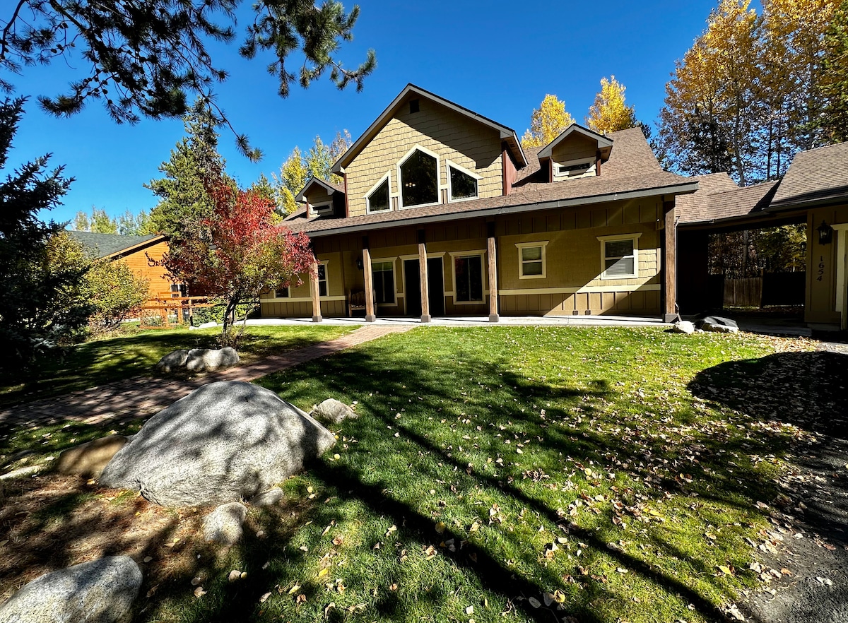 Large Luxe McCall Cabin, Hot Tub, Great WiFi Cabins for Rent in McCall, Idaho, United States