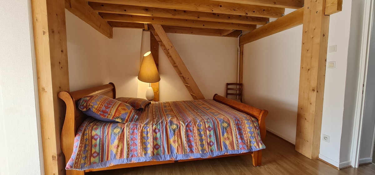 ผ่านห้องไปยังห้องนอนอีกห้องหนึ่ง 