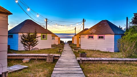 Newly renovated waterfront bungalow w/ king bed, kitchen, sunroom, deck, BBQ, steps from the beach