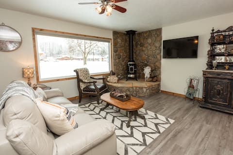 HOT TUB! Eagle’s Nest~An Enticing Montana Retreat