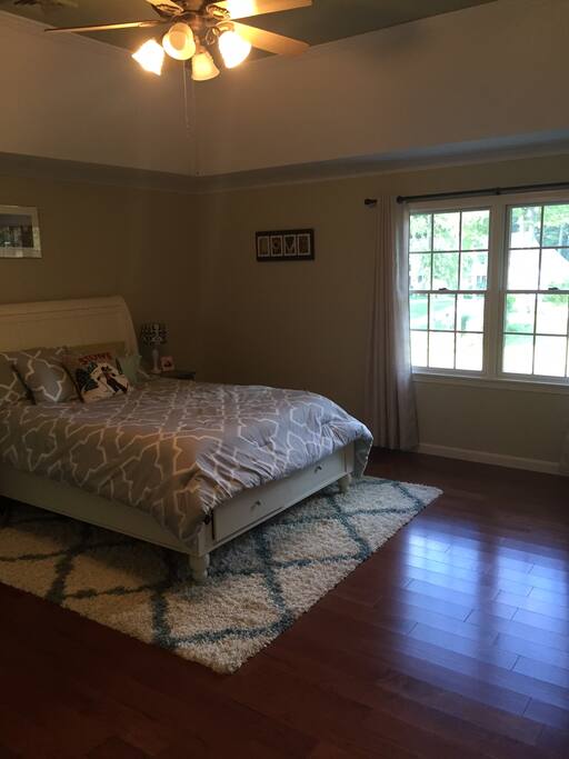 Master Bedroom, Queen bed