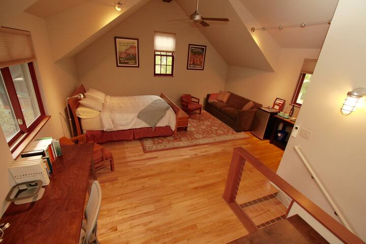 Private Downtown Carriage House Studio Loft