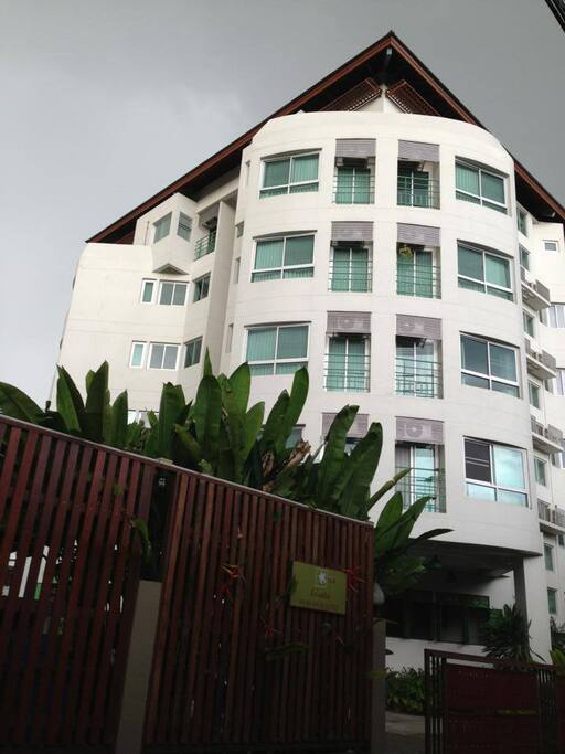 General Information
THE BEST & MOST CONVENIENT LOCATION Save time & travel expense. Easy to access main streets. Only 5 minutes from BTS Bang Chak station and expressway to the city. Surrounded with many shopping areas.
PERFECT FOR URBAN ACCOMMODATION Suitable for modern life style. Warm & safe environment. Fully equipped and various facilities. Fully furnished with air condition, hot water, fridge and microwave. 24 hours security guard, key card and CCTV. wireless internet Swimming pool
Incredible Price!!!
Daily Special Price!!
• Only 800 THB/day