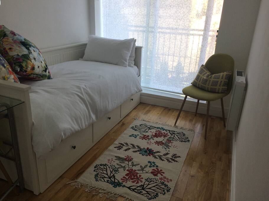 Bright and fresh single room