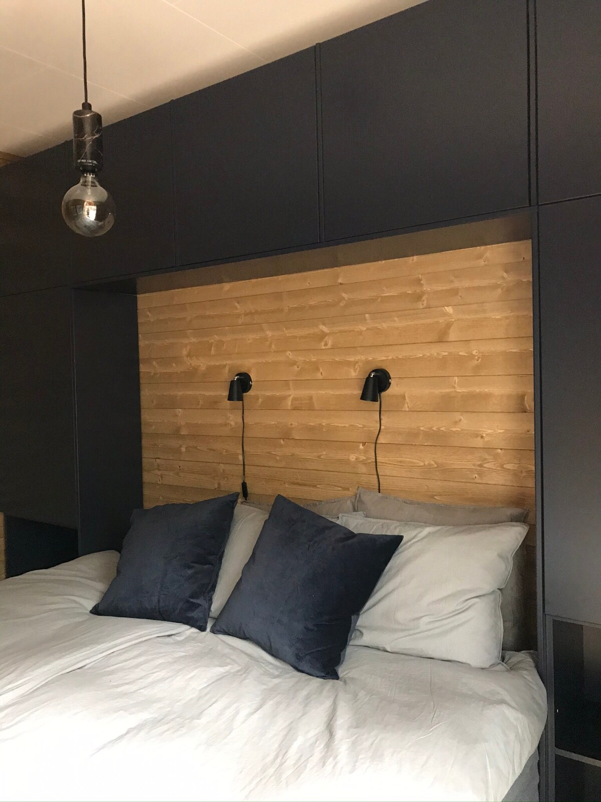 Posuvné dvere od seba oddeľujú spálne 1 a 2 od seba. Spálňa 1. Manželská posteľ, šírka 180 cm. 
Veľká skriňa s priestorom na veľa úložného priestoru. Posuňte dvere medzi spálňami 1 a 2.