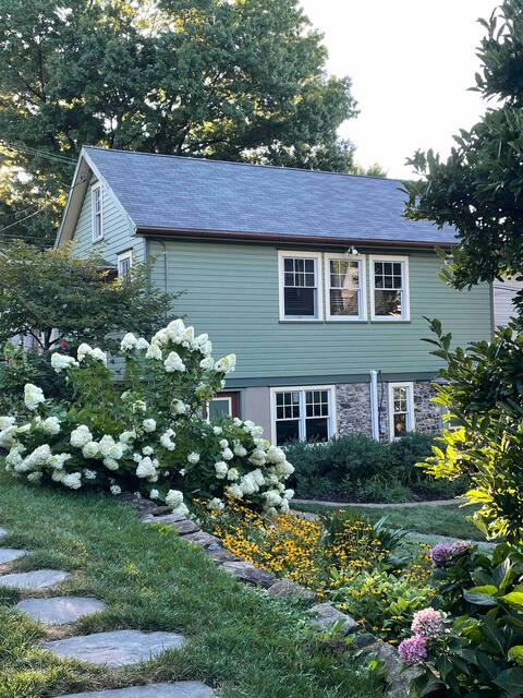 Charming Carriage House -Kennett Spring & Summer
