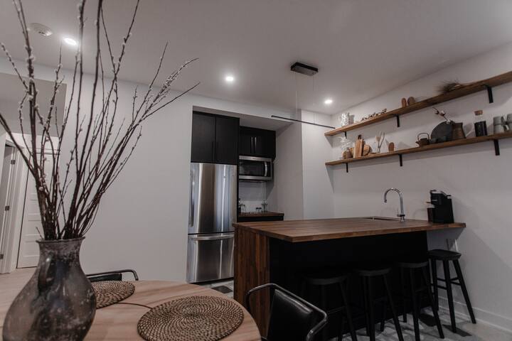 Stunning Wabi Sabi 3BR Space in Old Montreal gallery image 5